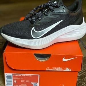 WMNS NIKE Winflo Size 5